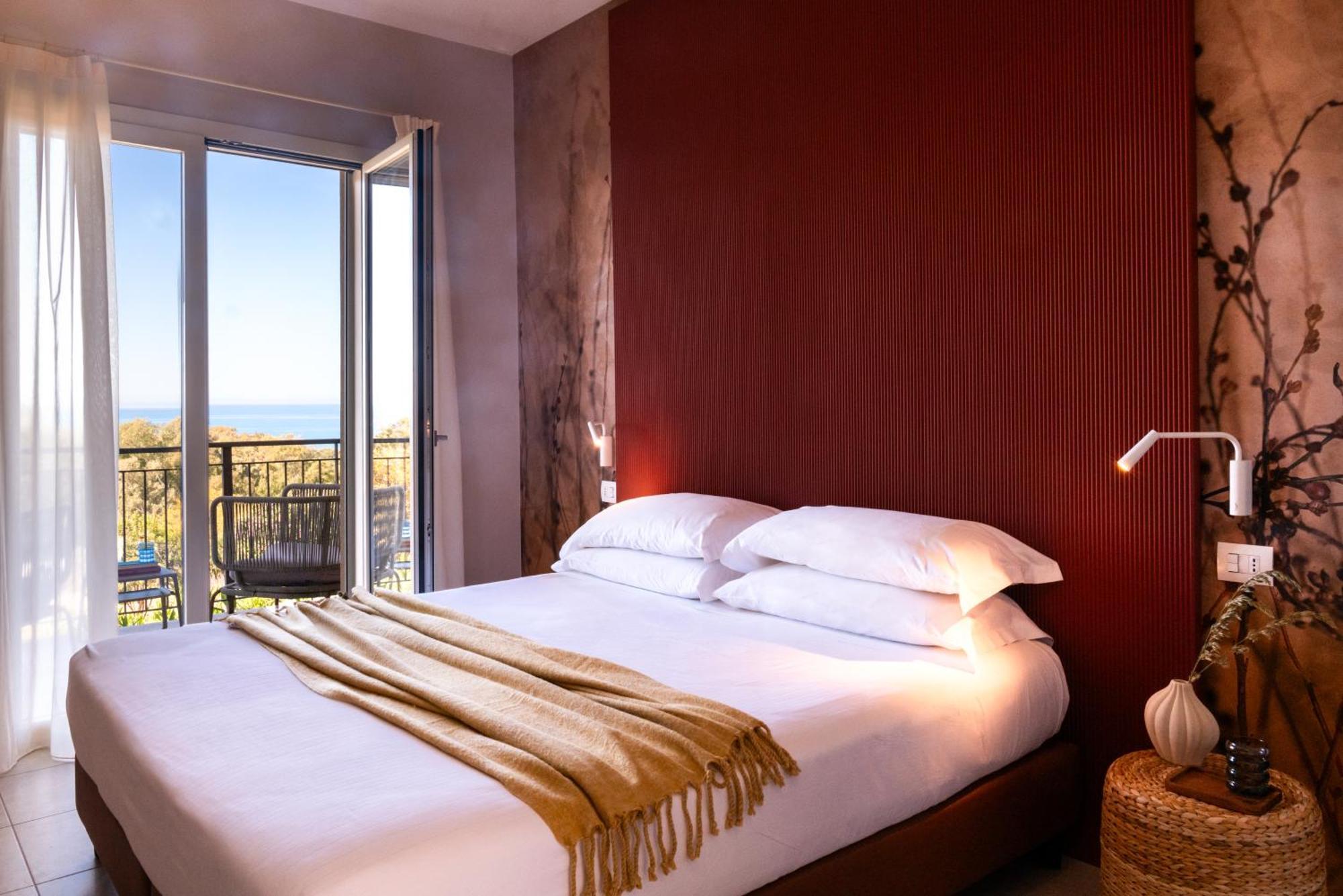 Luna Minoica Suites And Apartments มอนตาลเลโกร ภายนอก รูปภาพ